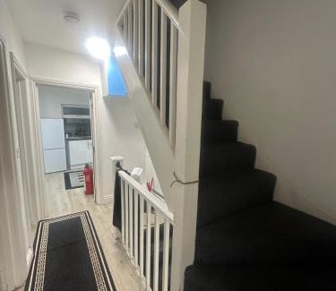 Waddon Apartment | CR0 Purley Way Serviced Accommodation