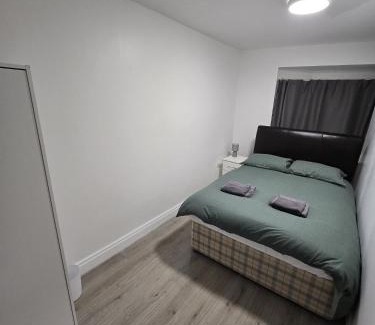 Waddon Apartment | CR0 Purley Way Serviced Accommodation