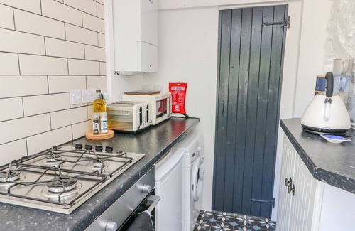 Llanfairfechan Cottage | CRABAPPLE COTTAGE, romantic, with open fire in Llanfairfechan