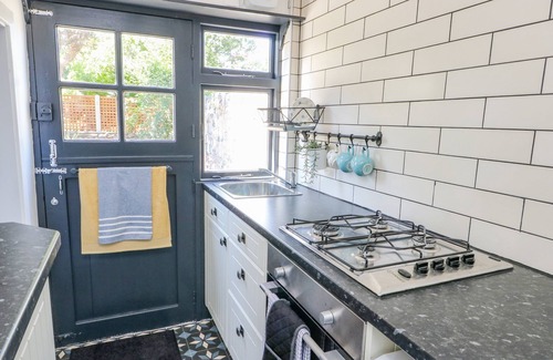 Llanfairfechan Cottage | CRABAPPLE COTTAGE, romantic, with open fire in Llanfairfechan