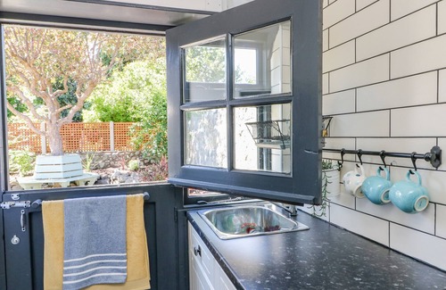 Llanfairfechan Cottage | CRABAPPLE COTTAGE, romantic, with open fire in Llanfairfechan