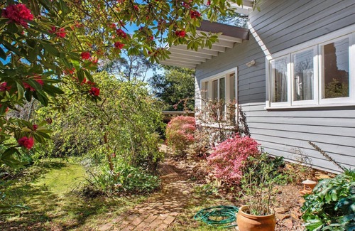 Wentworth Falls House | Crabapple Southside Mountain Cottage Pet Friendly