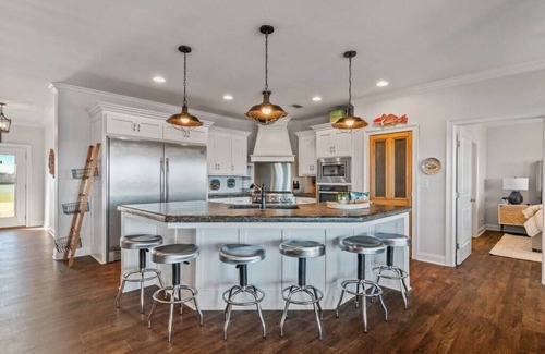 Hackberry House | CRABBIN CABIN ON THE WATER