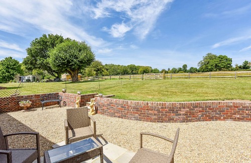 Waterlooville Cottage | Crabden Meadows, Blendworth - sleeps 2 guests in 1 bedroom + sofa bed