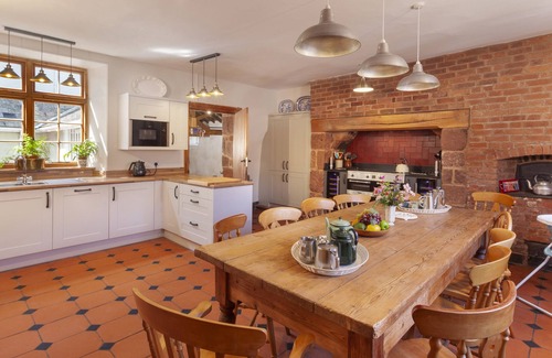 Ebford Cottage | CRABLAKE FARMHOUSE, pet friendly, with open fire in Exminster