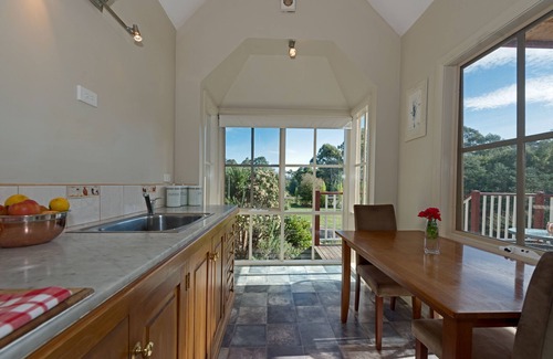 Grove Cottage | CRABTREE RIVER COTTAGES - EMILY COTTAGE -RIVERFRONT RELAXATION