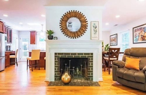 Northwest Raleigh House | Crabtree Valley Retreat - Lenovo Center, RDU, UNC Rex