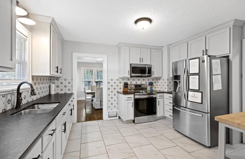 Joplin House | Craftsman Bungalow W/King Beds & Stocked Kitchen.