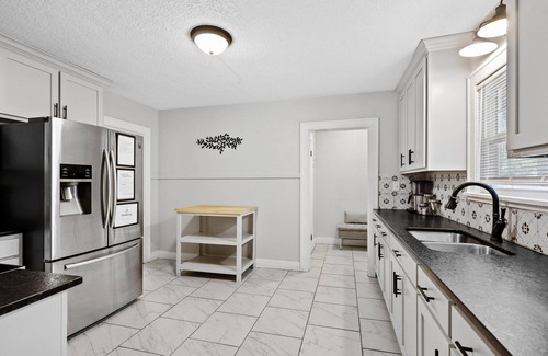 Joplin House | Craftsman Bungalow W/King Beds & Stocked Kitchen.