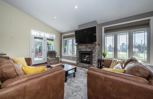 South Bruce Peninsula House | Craftsman Cottage With Hot Tub Near Beach