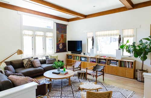 Ojai House | Craftsman home nestled in an open meadow in downtown Ojai