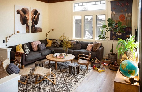 Ojai House | Craftsman home nestled in an open meadow in downtown Ojai