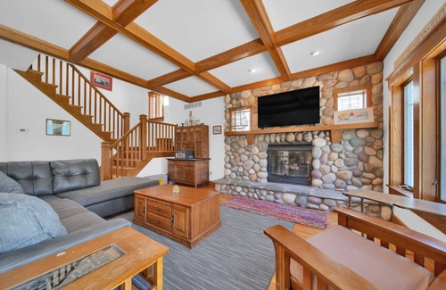 Jeddo House | Craftsman Lakefront Family Retreat w Great Views!