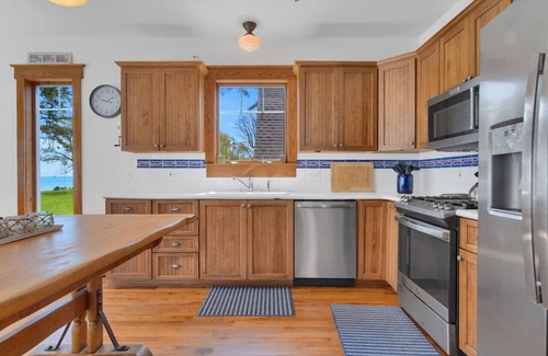 Jeddo House | Craftsman Lakefront Family Retreat w Great Views!