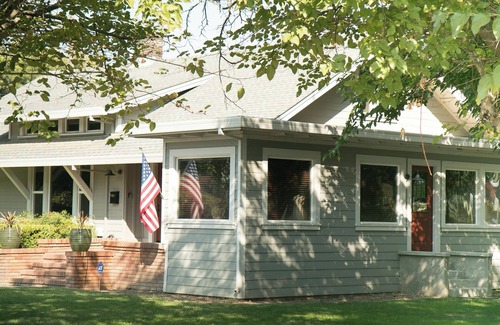 Colusa House | Craftsman style home built in 1909, step back in time end enjoy your stay!