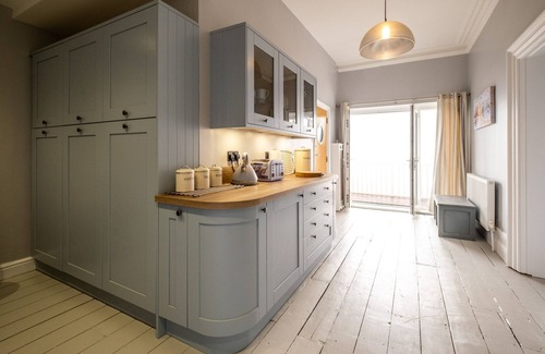 Aldeburgh Cottage | Crag’s Nest - Seafront/Sea View Apartement - sleeps 4 guests in 2 bedrooms