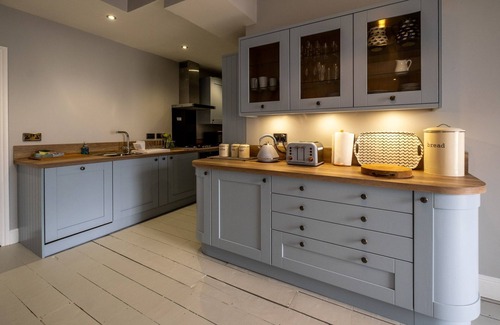 Aldeburgh Cottage | Crag’s Nest - Seafront/Sea View Apartement - sleeps 4 guests in 2 bedrooms