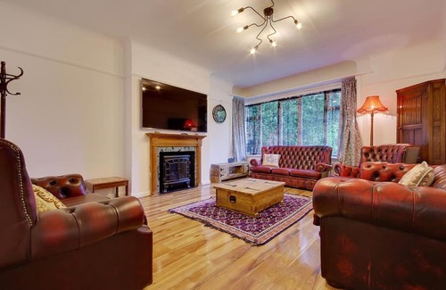 Bournemouth City Centre Villa | Craig Side Villa with Hot Tub