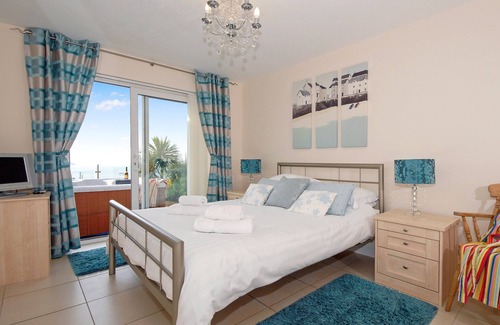 Gwbert Cottage | Craig Silian is a gorgeous holiday house with luxury feature of a hot tub in the garden.