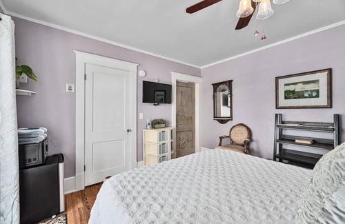 Historic Downtown Melbourne Bed & Breakfast | Crane Creek Inn Ibis Room: Waterfront Pool B&B