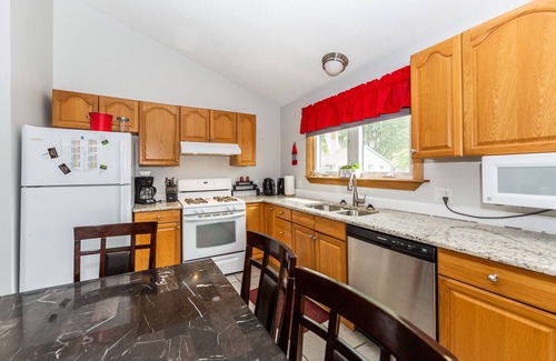 Central Elgin Cottage | Crane on Bessie - only a few minutes walk to the Beach!