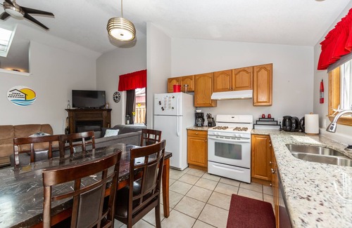 Central Elgin Cottage | Crane on Bessie - only a few minutes walk to the Beach!