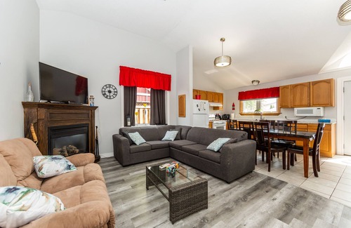 Central Elgin Cottage | Crane on Bessie - only a few minutes walk to the Beach!