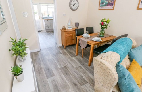 Hundleton Apartment | CRANFORD COTTAGE, pet friendly, with a garden in Pembroke