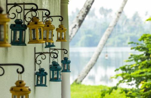 Puthenvelikara Resort | Cranganor History Café & Riverside Château