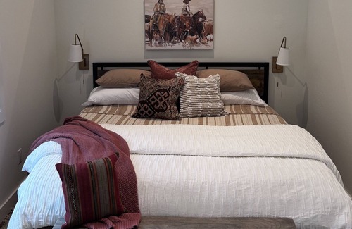 Fort Klamath Cabin | Crater Lake Cattle Company Ranch Cabin 1 King bed with ensuite bathroom