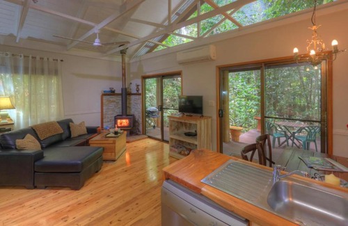 Lake Eacham Resort | Crater Lakes Rainforest Cottages