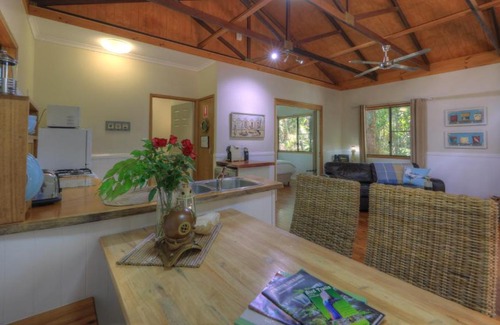 Lake Eacham Resort | Crater Lakes Rainforest Cottages
