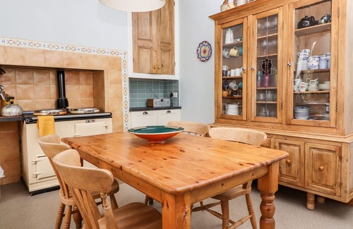 Skipton Cottage | CRAVEN HOUSE, pet friendly, character holiday cottage in Skipton