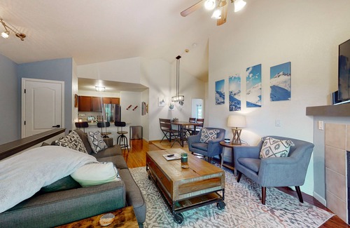 Edwards Condo | Crazy Horse Hideaway | Charming condo with a washer/dryer plus pool & hot tub