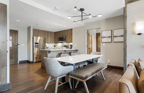 Avon Condo | CRBC-Remodeled 2024, Ski in out, Ski Valet, Dog Friendly, Resort & Spa Amenities