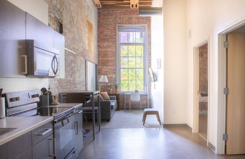 Westown Apartment | Cream City 1BR Apt - Just 3 Blocks to Fiserv with Gym and Parking