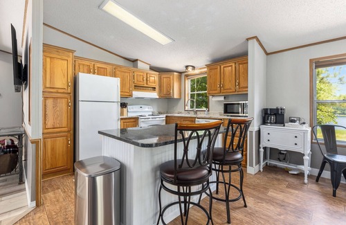 Longville House | Create Lasting Memories: Stay at our Cozy 4-Bedroom Cabin on a Small Lake