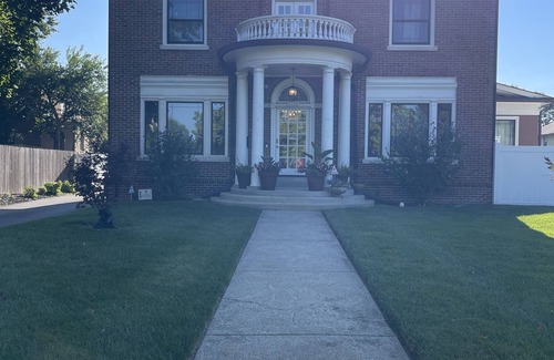 Mapleton/Fall Creek House | Creative, Cozy Freedom Room for Women—Safe, Stylish Stay in North Downtown Indy!