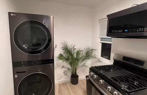 NoHo Arts District House | Creative Retreat NoHo Arts District Parking Fireplace Walking Distance to Shops