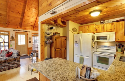 McCaysville Cabin | 'Creek Bend Escape' w/Hot Tub + River Views!