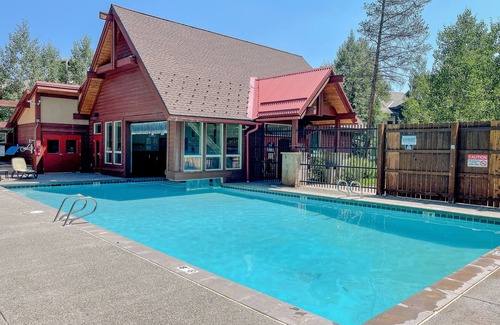 Four O'Clock Apartment | Creek. Cozy Romantic Getaway. Ski in. Pool Hot Tub