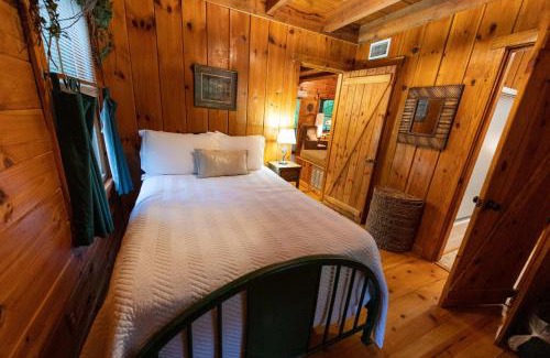 Benton House | Creek Crest Cabin Ocoee Riverside Cabin
