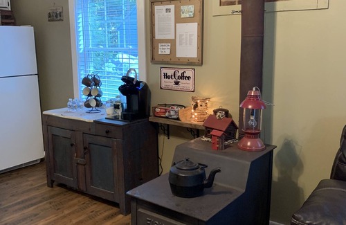 Tyro Cabin | Creek Front Property! Spicewood Cabin Near Wintergreen and Crabtree Falls