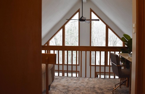 Bushkill Ski Chalet | Creek-side chalet with hot tub and fireplace