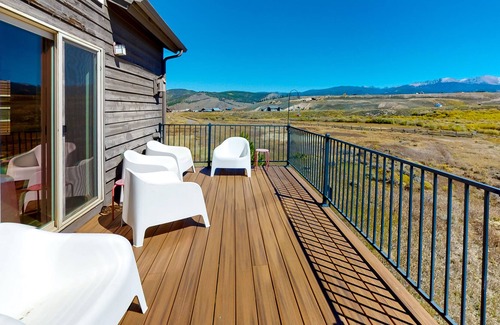 Pole Creek House | Creek-Side Mountain Townhouse with 180° View and Fireplace - Near Winter Park