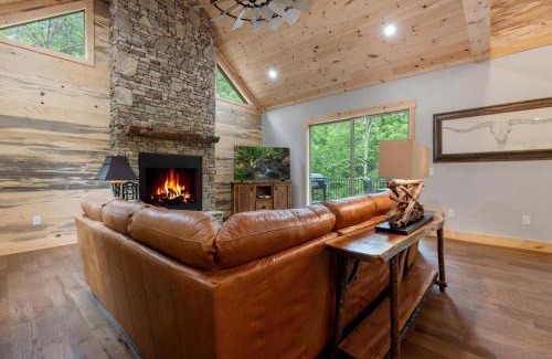 Foxfire Estates House | Creek Songs - Hot Tub, Sauna, Game Room, Three Decks, Fire Pit by the Creek - Blue Ridge, GA