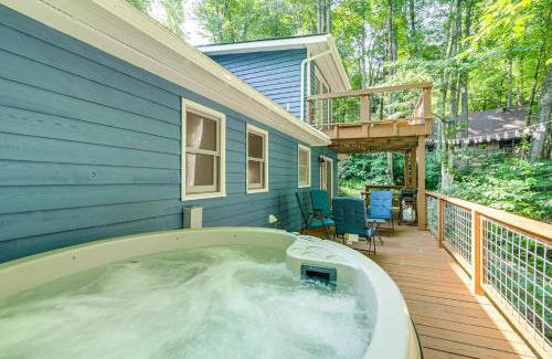 Maggie Valley House | Creek View and Hot Tub Woodsy Maggie Valley Cottage