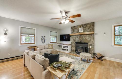 Maggie Valley House | Creek View and Hot Tub Woodsy Maggie Valley Cottage