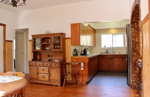 Courtenay House | Creekbanks Cottage - a nature-lover's retreat