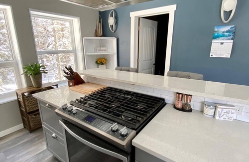 Bragg Creek Apartment | Creeker’s Loft-peaceful forest retreat
